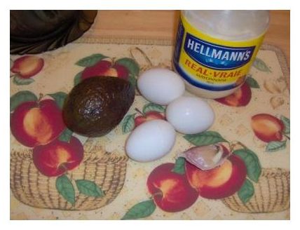Авокадо с яйцом
