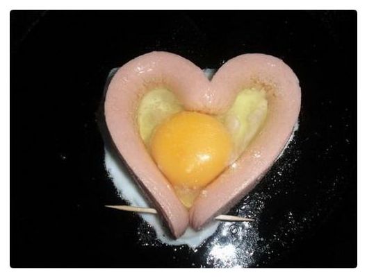Романтический завтрак от мужчины - яичница в сосиске