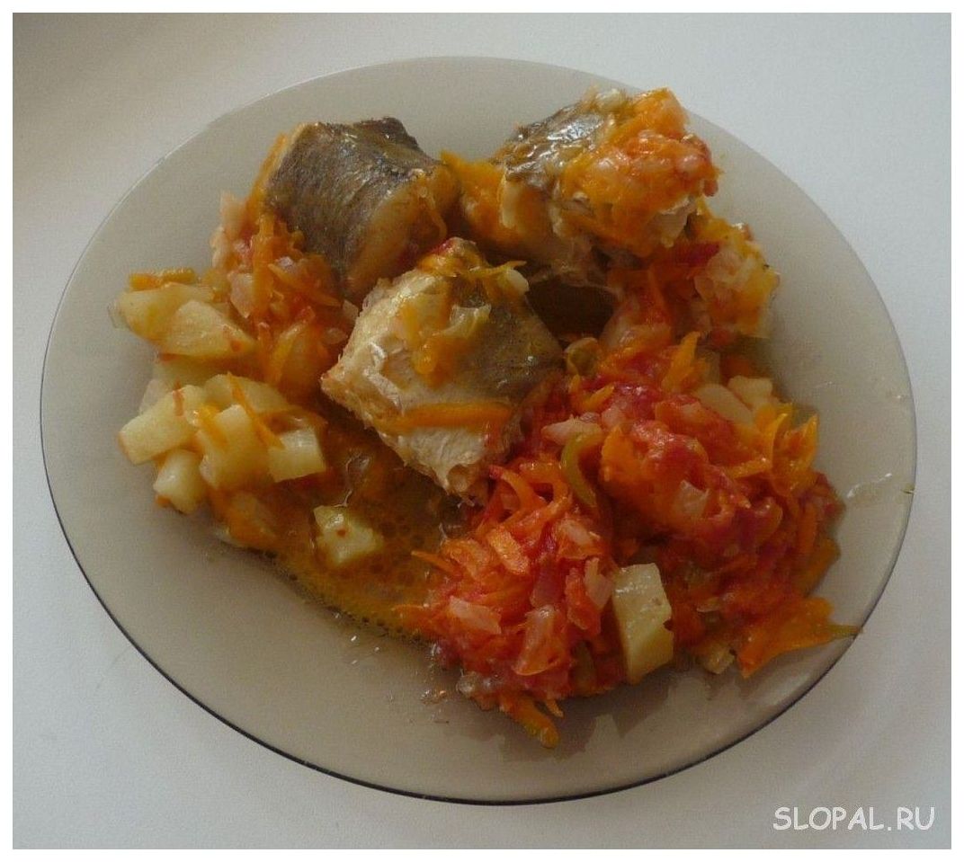 Потушить минтай рецепт. Хек в томатном соусе с морковью и луком. Рыба тушеная с овощами. Минтай тушеный с овощами. Рыба тушеная с морковью.