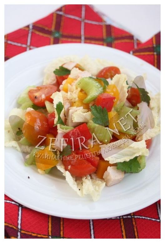 Салат с курицей и овощами (сельдерей, помидор, перец)